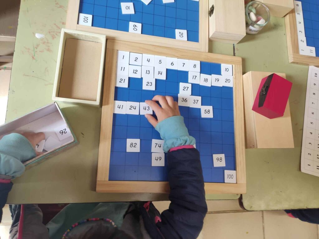 Tablero del cien Montessori para el trabajo de la recta numérica, el cálculo y el espacio.