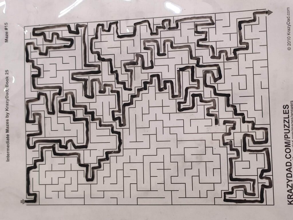 Laberintos en papel con recorridos marcados a lápiz, una propuesta de matemáticas de verano para trabajar orientación espacial, planificación y atención sin fichas.